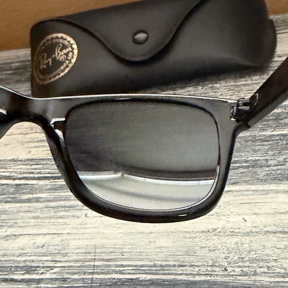 Ray-Ban sunglasses and case - Picture 6 of 11